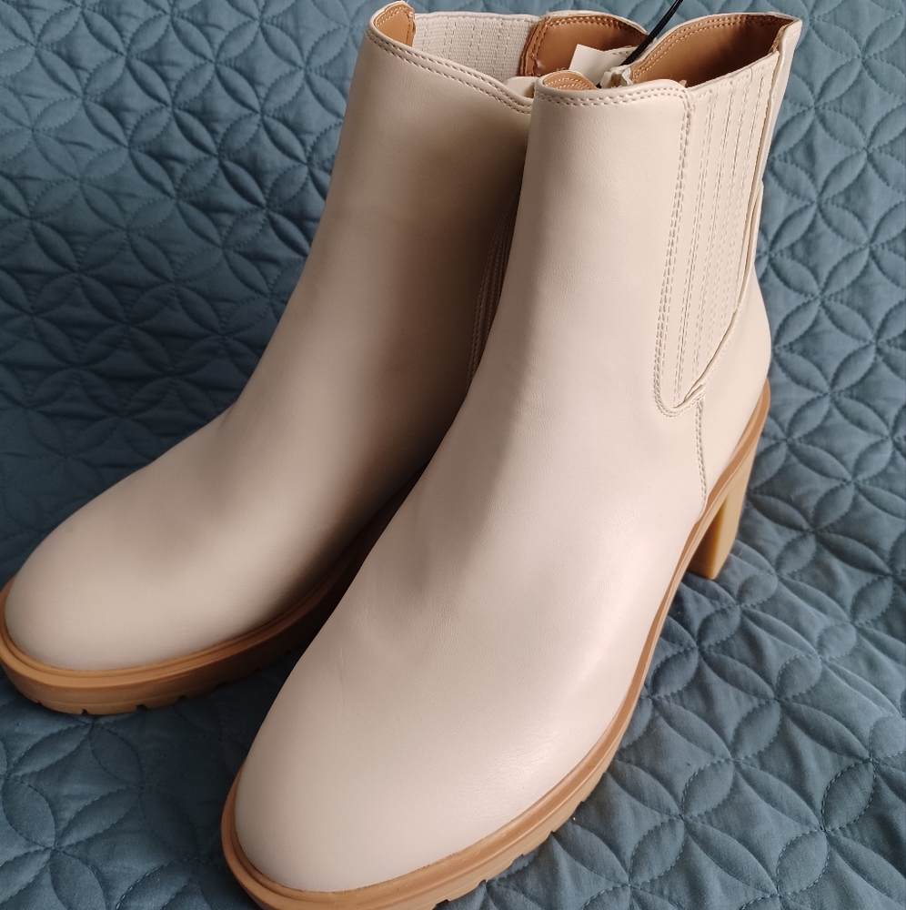 NWT Platform Chelsea Womens Boots sz 11